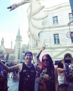 craig mabbitt - ¿Cuánto mide Craig Mabbitt? - Altura - Real height - Página 4 Alterock-ash_costello_craig_mabbit_2016-300x375