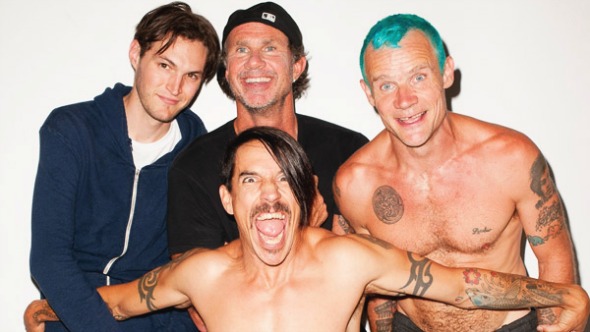 De uniforme, Red Hot Chili Peppers toca em jogo de futebol americano