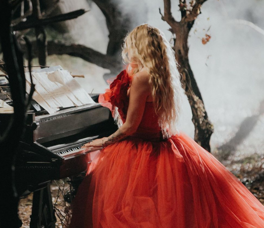 Avril Lavigne - I Fell In Love With The Devil